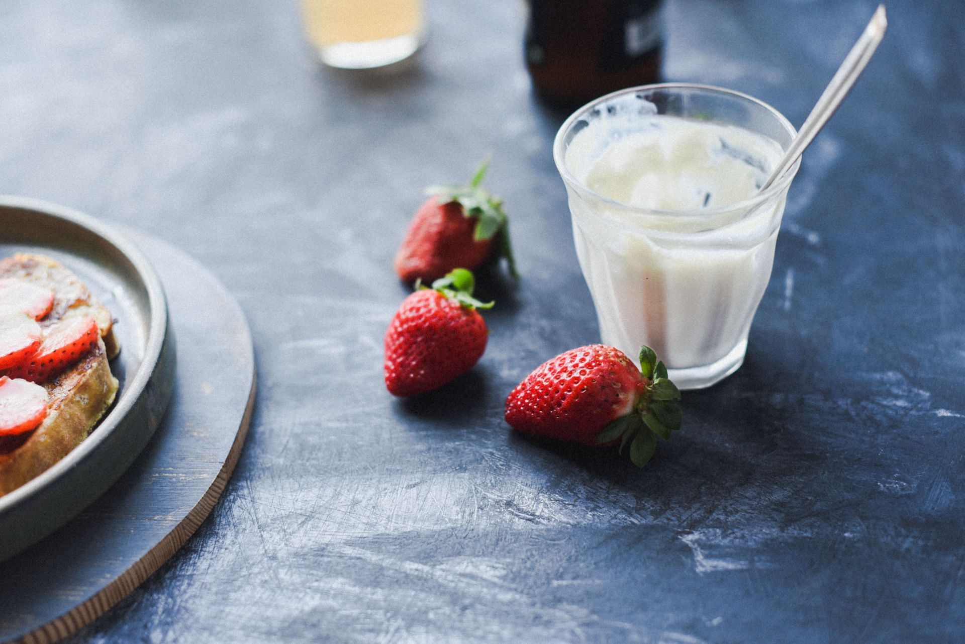 Eating curd in winter (Image via Unsplash/Anshu)